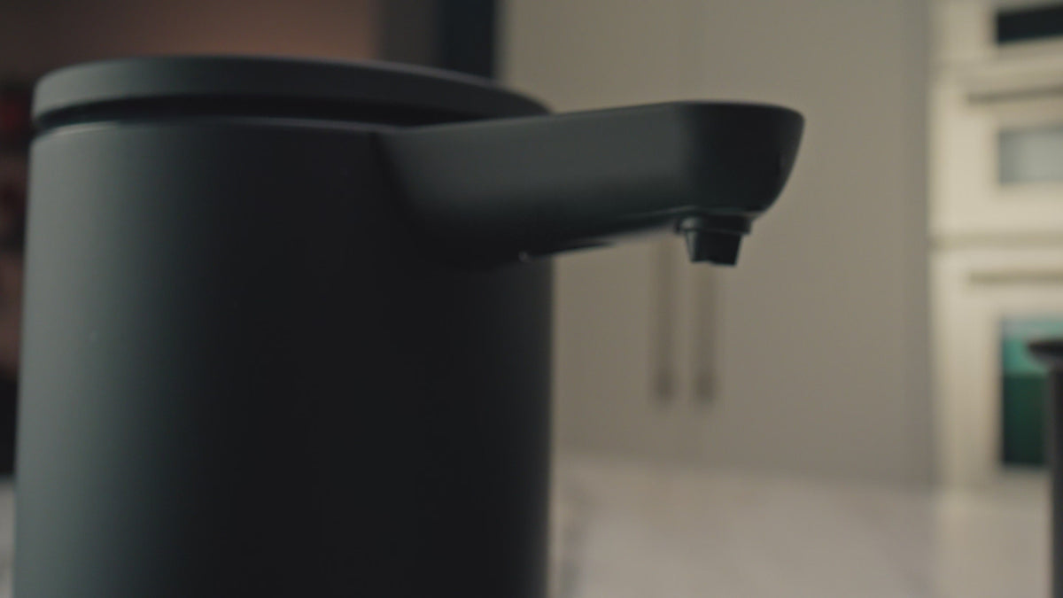 This video showcases the simplehuman sensor pump’s clean, modern design and hands-free performance. The smooth soap dispensing and polished stainless-steel finish highlight how it fits seamlessly into any kitchen space.
